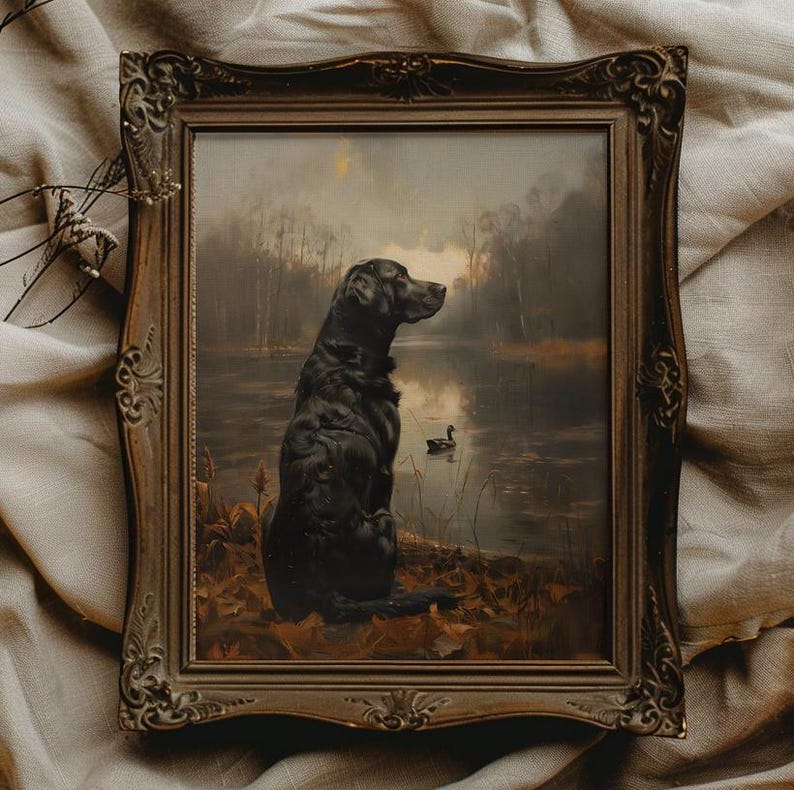 Puede incluir: Una pintura enmarcada de un labrador retriever negro sentado junto a un lago. El perro mira hacia la derecha, y hay dos patos nadando en el agua. La pintura est&aacute; ambientada en un bosque con &aacute;rboles y follaje en el fondo.