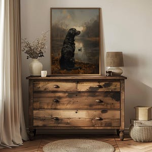 Puede incluir: Una pintura enmarcada de un labrador negro de pie junto a un lago, mirando hacia el agua. El perro est&aacute; en una escena de caza con patos en el agua.