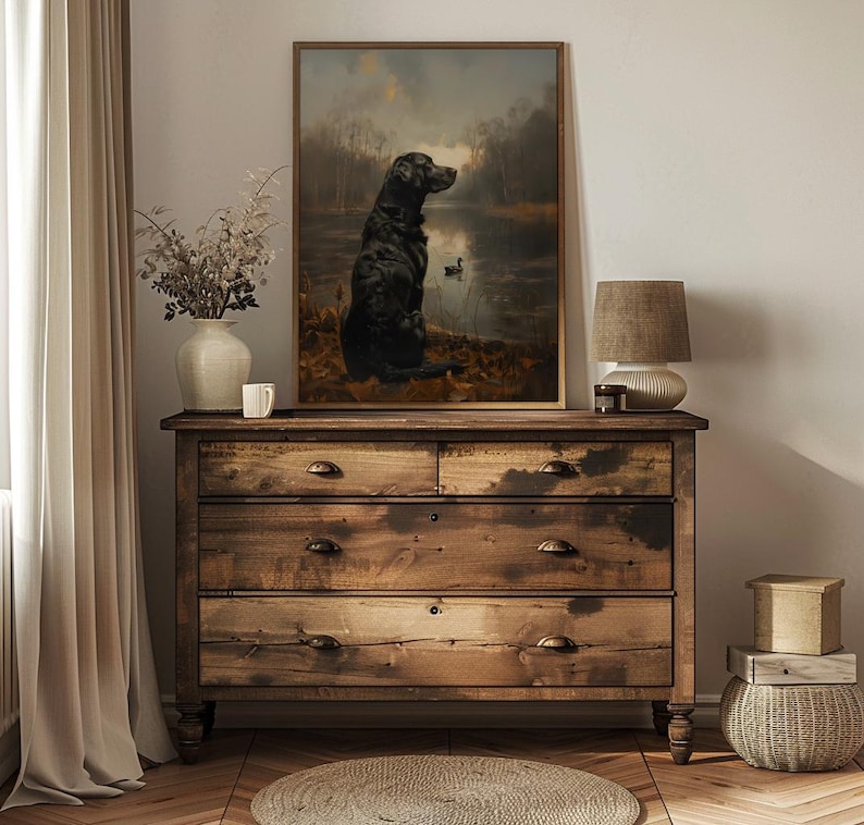 Puede incluir: Una pintura enmarcada de un labrador negro de pie junto a un lago, mirando hacia el agua. El perro est&aacute; en una escena de caza con patos en el agua.
