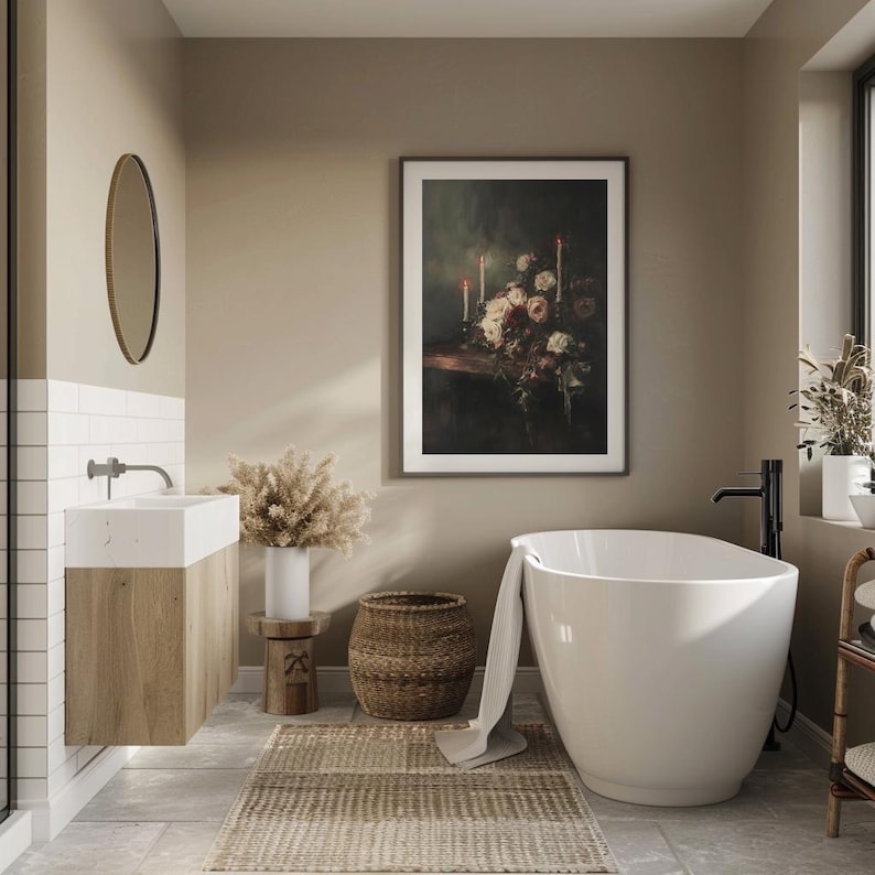 Puede incluir: Una ba&ntilde;era blanca independiente con una cesta de mimbre marr&oacute;n y una toalla blanca en un ba&ntilde;o con paredes beige y una impresi&oacute;n floral enmarcada.