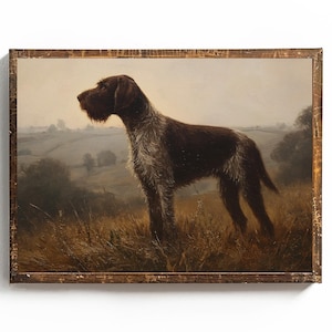 以下が含まれることがあります： 茶色と白のワイヤーヘアードポインティンググリフォンの犬が、長い草の茂る野原に立っている油絵。 犬は左を向き、毛皮や特徴が詳細に描かれています。 背景には、起伏のある丘と木々が描かれた霧のかかった風景があり、素朴な木製のフレームに収められています。