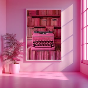 K&ouml;nnte beinhalten: Eine rosafarbene Vintage-Schreibmaschine steht auf einem Regal voller rosa B&uuml;cher. Die Schreibmaschine hat eine rosafarbene Tastatur und ein rosafarbenes Geh&auml;use. Das Regal steht an einer rosafarbenen Wand.