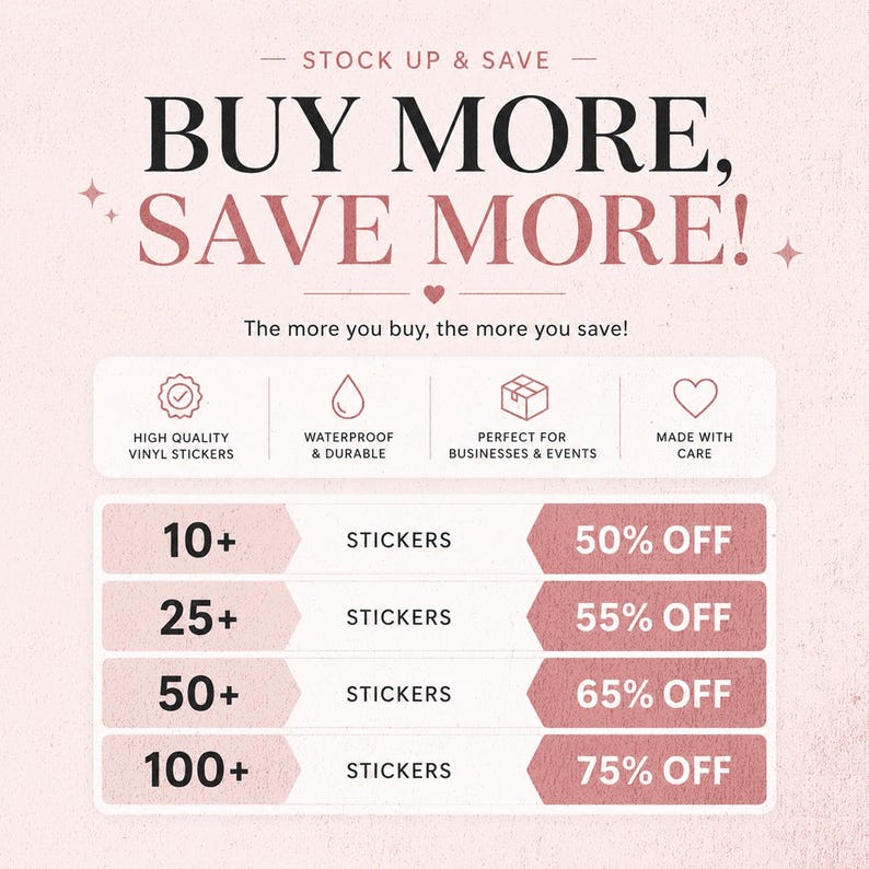Puede incluir: Un gr&aacute;fico promocional con fondo rosa claro que presenta el texto BUY MORE, SAVE MORE! y una tabla de descuentos. Enumera niveles para 10+, 25+, 50+ y 100+ pegatinas con ahorros correspondientes del 50%, 55%, 65% y 75% de descuento, m&aacute;s iconos.