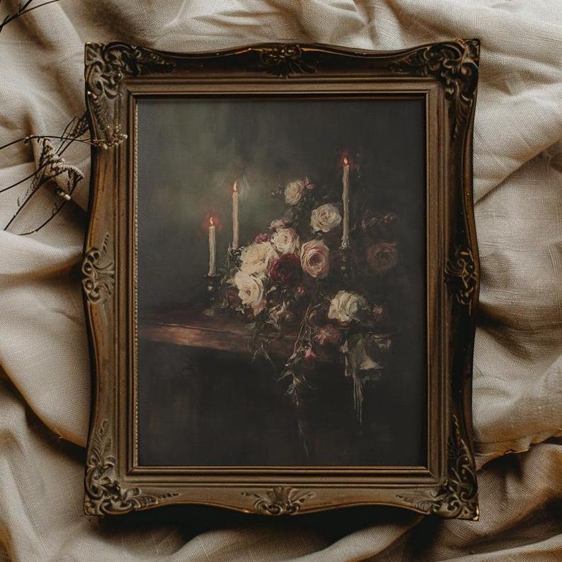 Puede incluir: Una pintura al &oacute;leo enmarcada que representa una naturaleza muerta de rosas blancas y velas encendidas sobre una mesa de madera oscura. La pintura tiene una est&eacute;tica oscura y melanc&oacute;lica.