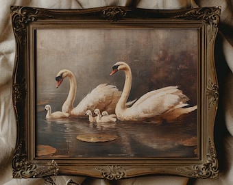 Può includere: Un dipinto antico incorniciato raffigura una famiglia di cigni su un lago. L'opera presenta due cigni adulti e diversi cygnetti, con una tavolozza di colori tenui di bianchi, marroni e grigi. La cornice ornata, marrone scuro, aggiunge all'estetica vintage.