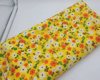 Groovy vintage retro daisy tablecloth 70s tablecloth floral tablecloth