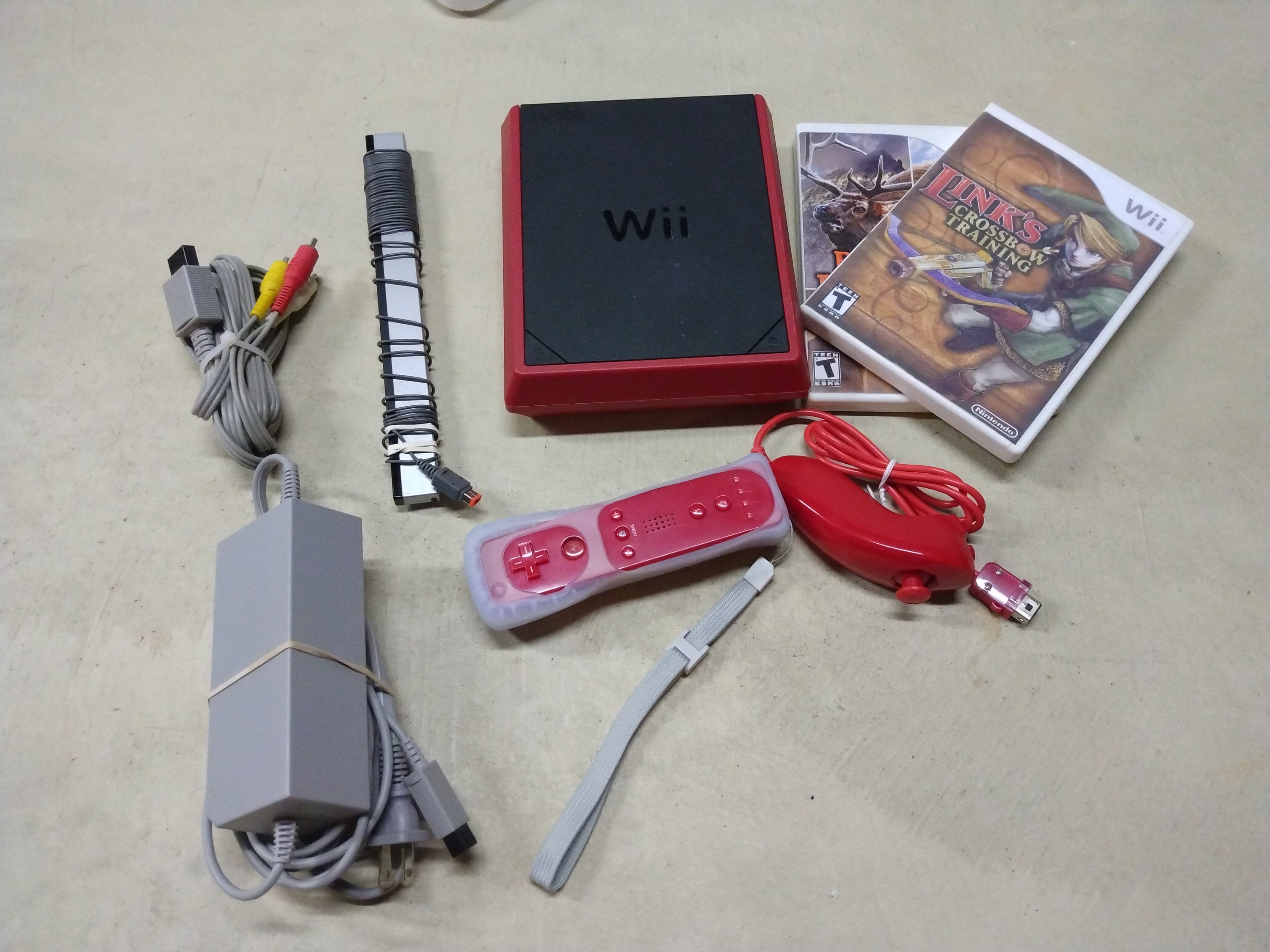 Nintendo Wii Mini Console - Red: Nintendo Wii;: Video Games 