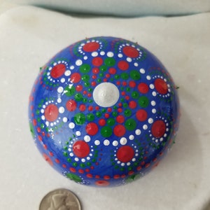 Rouge blanc et vert Tourbillon pointillé Mandala peint Rock Résine scellée Fond bleu