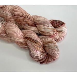 Fil teint à la main/ Fil de coton/ Fil de poids Dk teint à la main/ Fil végétalien/ Fil de mélange de bambou de coton/ Poids peigné/ « Cuivre Kerzei panaché »
