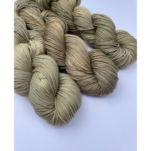 Fil teint à la main/ Fil de coton/ Fil de poids Dk teint à la main/ Fil végétalien/ Fil de mélange de bambou de coton/ Poids peigné/ Fabriqué sur commande/ « Champs herbeux »