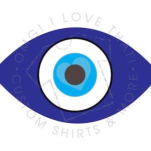 Op de afbeelding: Een blauw boze oog met een wit centrum en een lichtblauw hart in het midden. Het boze oog is omringd door de tekst "I LOVE THAT I. CUSTOM SHIRTS & MORE!"