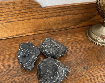 約1ポンド（15.7オンス）の黒曜石（火山岩）の破片 - Etsy 日本