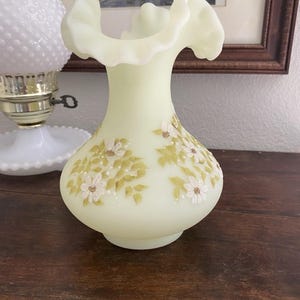 Vintage Fenton handgemalte Gänseblümchen UV Vaseline Custard Rüschenrand Vase signiert