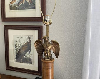 Lampa stołowa z mosiądzu w stylu mid-century vintage z orłem, drewno, złoto, orzeł, lampa w stylu federalnym