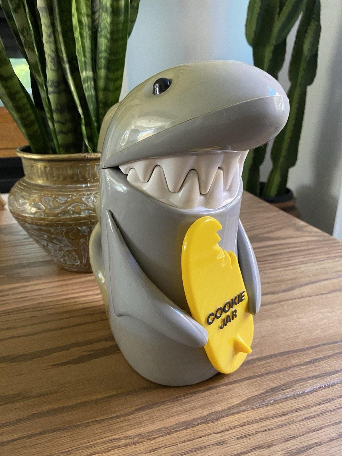 動確済！ WAVE COOKIE JAR クッキージャー 小物入れ 平成レトロ Vintage 1996 Shark Cookie Jar Plays Jaws Theme When Opened Plastic