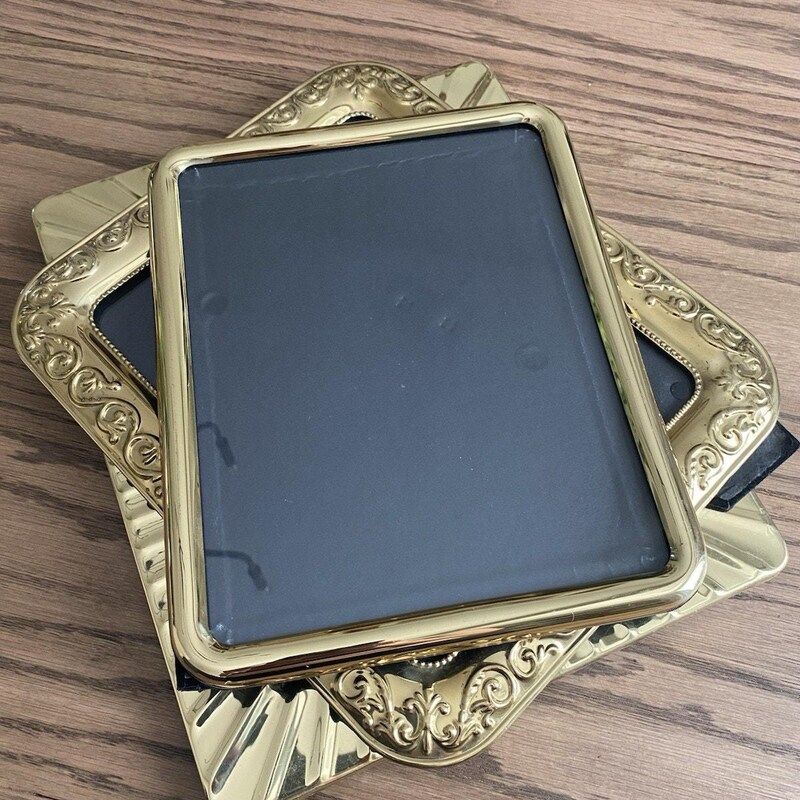 80-SHAPED PHOTO FRAME