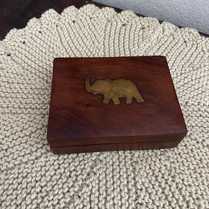 Boite en bois sculpté avec elephants - Décoration