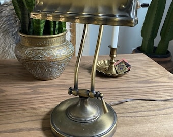 Lámpara de escritorio vintage de mediados de siglo, ajustable, de metal dorado, estilo banquero, con pantalla festoneada.