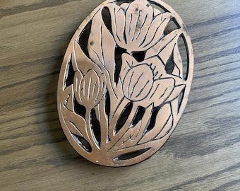 Salvamanteles colgante de pared vintage de hierro fundido chapado en cobre de mediados de siglo con diseño floral de tulipanes