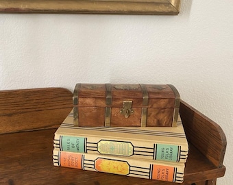 Caja de madera vintage rara y artesanal con detalles de latón para guardar joyas, hecha en India.