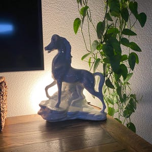 Vintage Midcentury 1950er Jahre Maddux CA weiße Porzellan Pferd TV Lampe Nachtlicht