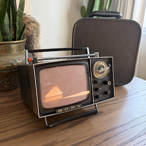 Vintage Sony Micro TV 5-303W bärbar TV med fodral från 1969
