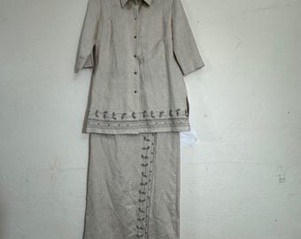 Conjunto de camisa abotonada y falda midi Laura Scott de mezcla de lino, color beige bordado, talla 12