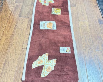 Camino de mesa vintage hecho a mano con apliques de mariposa de chenilla color burdeos, estilo arte popular, 52x15