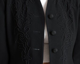 未使用　ARTISAN embroidery wool jacket black Short wool jacket with belt - Black - Sz. 40-64 - Zizzifashion