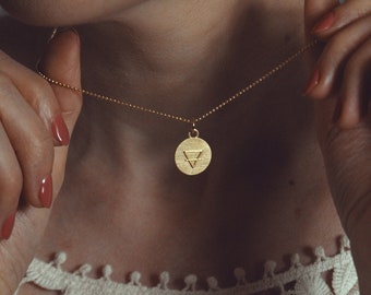 Erdelement, doppelseitiger vergoldetem Anhänger, vier Elemente, Naturliebhaber Geschenk, Gold Talisman mit Erde, Symboljuwelen, Sternzeichen Geschenk