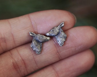 Winzige Hirsch Doe Ohrstecker, Silber Tier, weibliche Hirsch Wald Schmuck, rot Hirsch Doe Ohrringe, Hirsch baumeln Push zurück Ohrring, Reh Hirsch