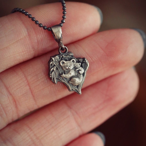 Koala avec bébé sur le dos Mini Pendentif, Pendentif pour animaux mignons, Collier d'animaux, charme de koala, espèces en voie de disparition, longueurs multiples de chaîne