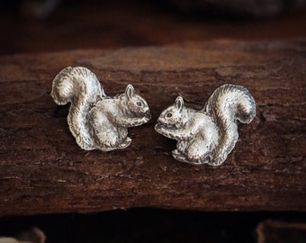 Mini Squirrel Stud Orecchini, Scoiattolo con un dado, Silver Cute Animal, Gioielli Foresta, Ealobe Studs, Orecchini scoiattolo, Spingere indietro Orecchino