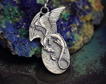 Drachen mit einem Ei-Anhänger, Sterling Silber Drachen, Drachen-Ei-Charme, Fantasy-Schmuck-Halskette, mehrere Kettenlängen, Fantasy-Schmuck