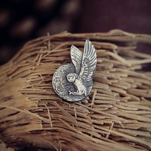 Gufo notturno con mini spilla lunare in argento sterling, spilla per il petto del gufo, spilla uccello della foresta, clip con chiusura d'argento, distintivo di fissaggio, ciondolo per gufo edvige immagine 1