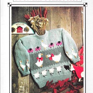 Może przedstawiać: Jasnoniebieski dzianinowy sweter o tematyce wiejskiej. Sweter posiada białe kaczki, czarne owce i różowe wzory kwiatowe. Tekst "COUNTRY COLLECTION" jest widoczny u góry obrazu.