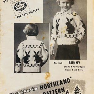 Può includere: Modello di maglia vintage per un cardigan per bambini con un design di coniglio. Il modello è intitolato "Bunny" e fa parte della collezione di modelli di maglieria Mary Maxim Northland+. Il modello è per le taglie 4 e 6 anni.