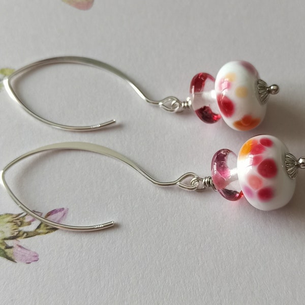 Boucles d'oreilles perle de verre au chalumeau, crochets longs argent 925,  blanc avec touches de rose et orange.Atelier Il était une flamme