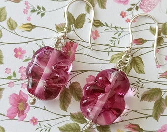 Boucles d'oreilles perle de verre sculpté au chalumeau, verre transparent rose transparent. Il était une flamme. Evelyne Hagard.