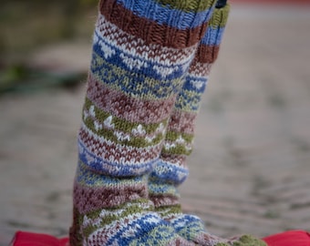 Olivgrüne und hellblaue mehrfarbige warme Sherpa-Socken aus reiner Wolle