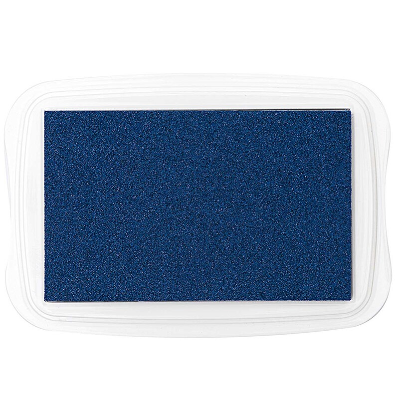 Pode incluir: Uma almofada de tinta azul em uma caixa de pl&aacute;stico branco. A almofada de tinta &eacute; retangular e tem uma superf&iacute;cie texturizada.