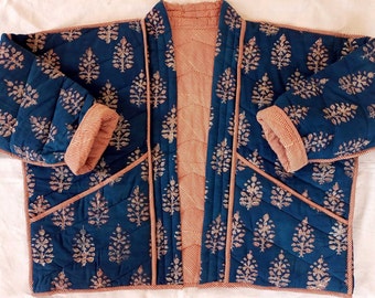 Kimono di cotone trapuntato organico, stampa a blocchi indiani reversibili, donne trapuntate indiane botaniche, fatte a mano, moda lenta blu indaco etico, rosso
