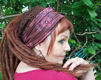 Bobble hat with piping and open crochet net