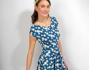 Kleid "Lory Blumen blau"  Daisy Sommerkleid  Rockabilly Knielanges Kleid  Damen swing Tanzkleid Tellerrock bedruckt Gänseblumen