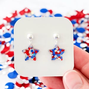 Mini aretes de estrella del 4 de julio / Aretes de estrella con brillo pequeño / Aretes con brillo rojo, blanco y azul / Aretes patrióticos con estrella con brillo