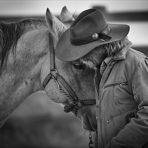 Arte de parede em preto e branco/parede de casa de rancho e decoração de casa/presente para cowboy ou amante de cavalo/cowboy sussurra para seu cavalo