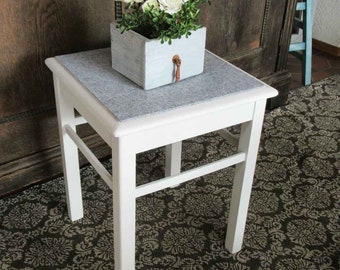 alter Hocker mit Filzauflage, Massivholz; ancient stool with felt pad, solid wood; german vintage; Flur, Kinderzimmer, Schlafzimmer, Küche