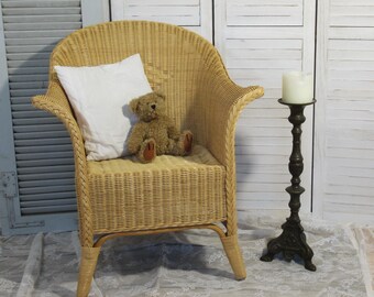 eleganter Rattansessel Korbsessel, aus hellem Material; beautiful rattan armchair, cushy wicker armchair; Landhaus, Vintage, Wohnzimmer