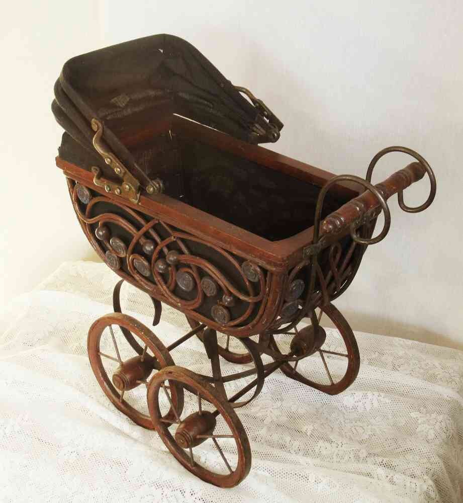 Ancien Landau De Poupée En Osier Et Métal Style Victorien Vers 1900