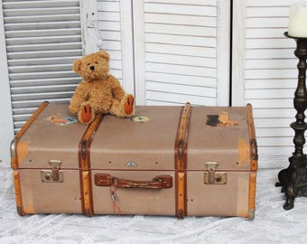 Rare ! Grande malle de voyage ancienne en fibre vulcanisée ; grande valise vintage en fibre vulcanisée ; brocante, vintage, défraîchi.